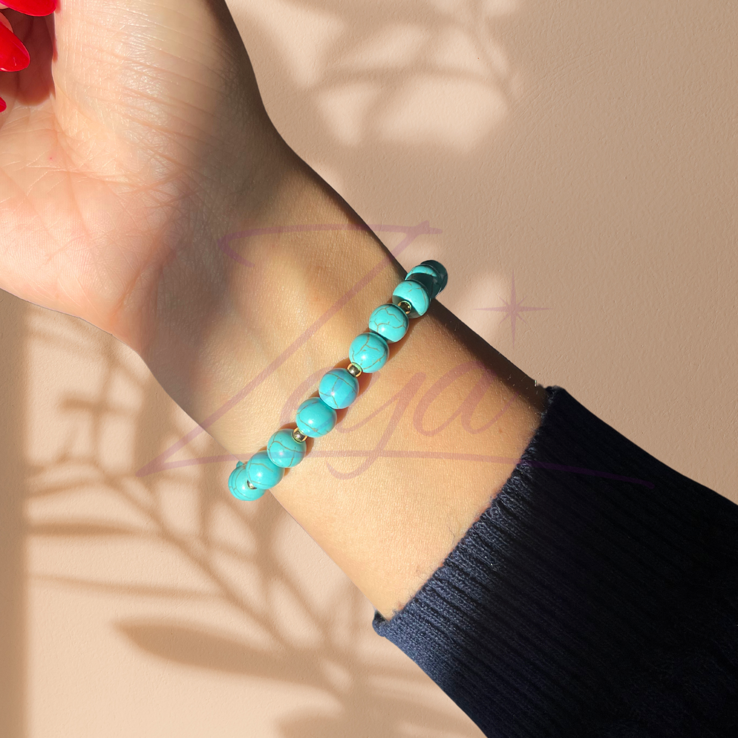 Le Bracelet Bora-Bora est une invitation au voyage et à l'exploration. Composé de turquoise et de perles dorées, il incarne l’esprit des îles lointaines, où les eaux cristallines rencontrent les plages de sable fin.