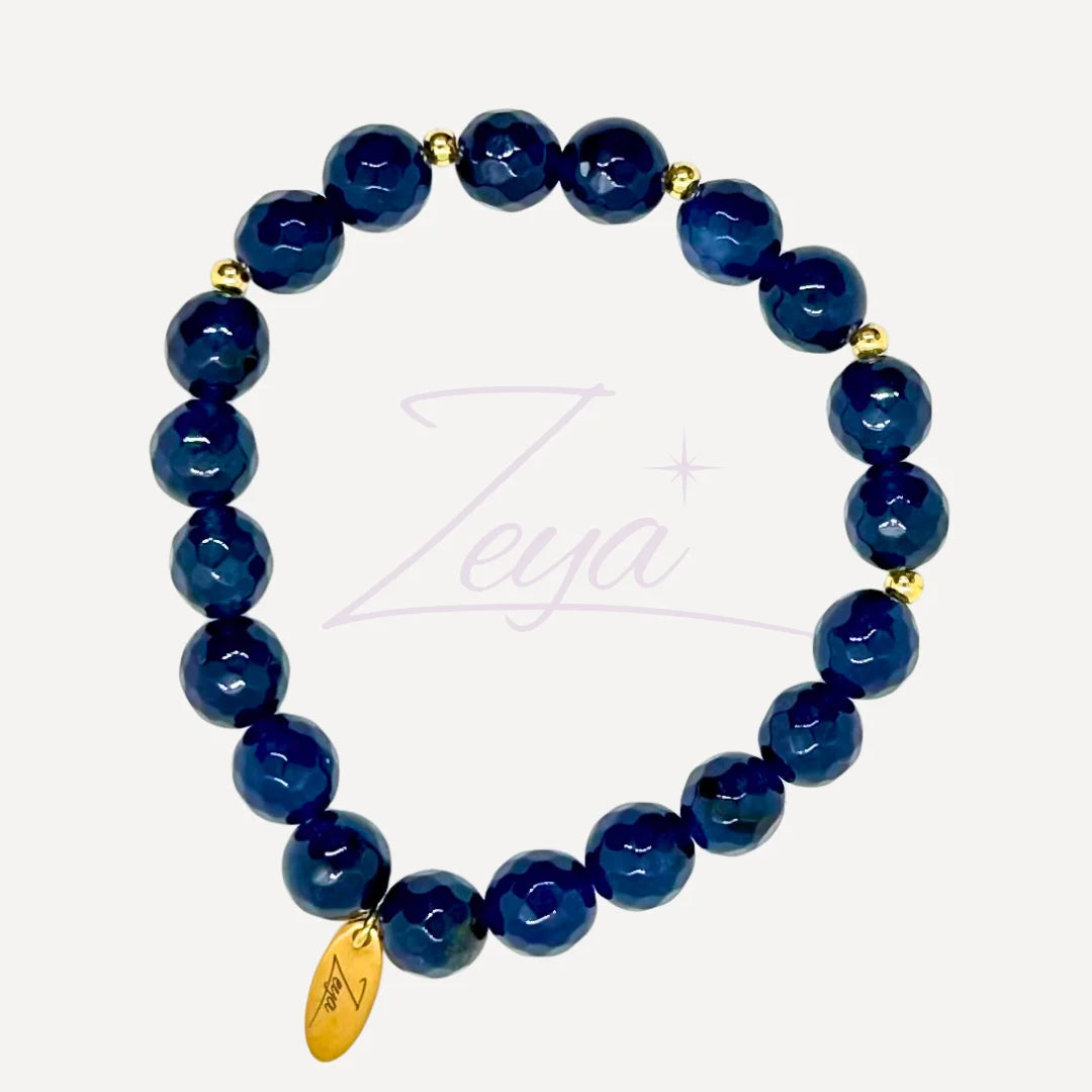 Le Bracelet Célestia est une invitation à la paix intérieure et à l’harmonie émotionnelle. Conçu en Agate Bleue Foncée, il aide à calmer les tensions et à favoriser une expression fluide et sincère.