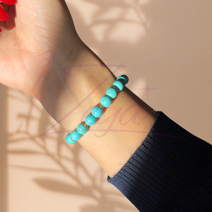 Le Bracelet Bora-Bora est une invitation au voyage et à l'exploration. Composé de turquoise et de perles dorées, il incarne l’esprit des îles lointaines, où les eaux cristallines rencontrent les plages de sable fin. 