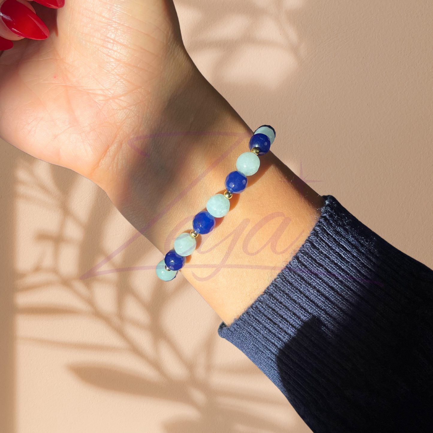 Le Bracelet Calypso évoque les mystères marins et les légendes des eaux profondes. Composé d’agate bleue et d’aigue-marine, ce bracelet marie deux pierres aux vertus puissantes