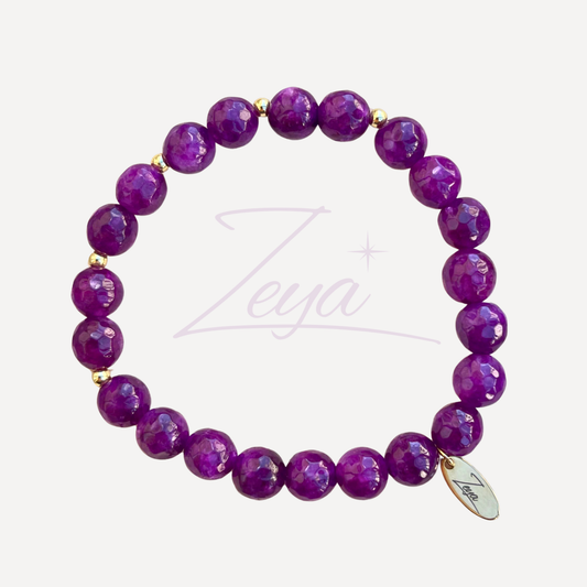 Le Bracelet Ameline est un bijou raffiné qui met en valeur la beauté de l’améthyste, une pierre de purification et de sérénité. L’améthyste, avec ses couleurs profondes et ses vertus spirituelles, aide à calmer l’esprit et à apporter un équilibre intérieur. Cette pierre est idéale pour ceux qui cherchent à renforcer leur intuition et leur clarté mentale.