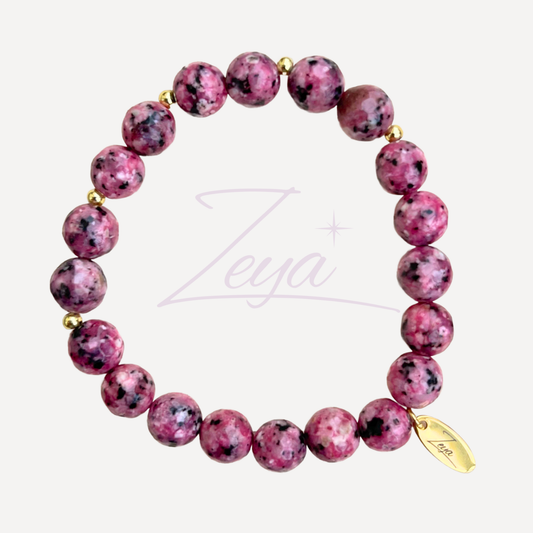 Le Bracelet Blush est une déclaration de douceur et d’élégance, grâce à son Jasper Rose. Cette pierre, connue pour ses propriétés apaisantes, favorise la paix intérieure et l’harmonie.