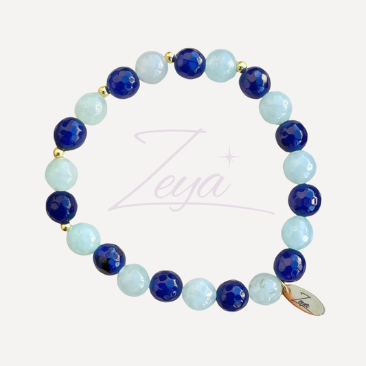 Le Bracelet Calypso évoque les mystères marins et les légendes des eaux profondes. Composé d’agate bleue et d’aigue-marine, ce bracelet marie deux pierres aux vertus puissantes
