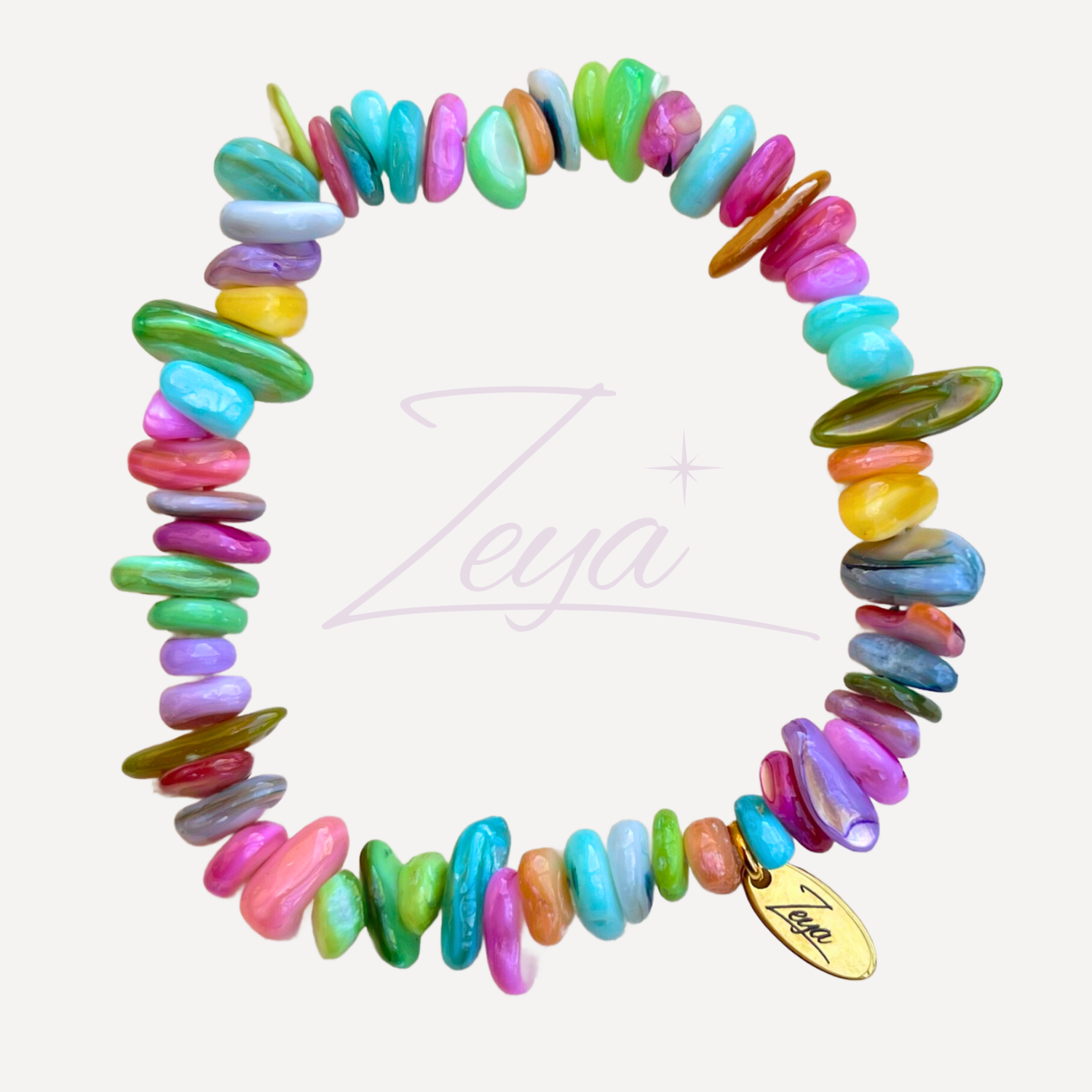 Le Bracelet Aurora est un hommage à la beauté magique de l’aurore boréale. Composé de pierres semi-précieuses iridescentes, il capture la lumière sous toutes ses formes, créant des reflets fascinants et changeants.