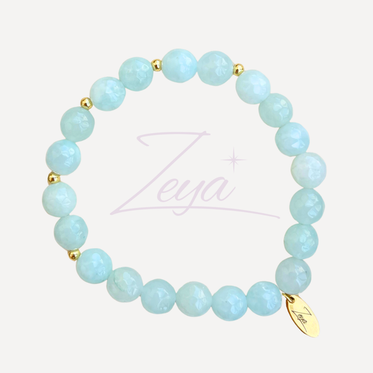 Le Bracelet Bali est un hommage à l'exotisme et à la beauté naturelle. Il marie l'élégance intemporelle de l'aigue-marine, une pierre précieuse aux teintes claires et apaisantes, et la solidité de l’acier inoxydable, créant un bijou aussi raffiné qu'indestructible