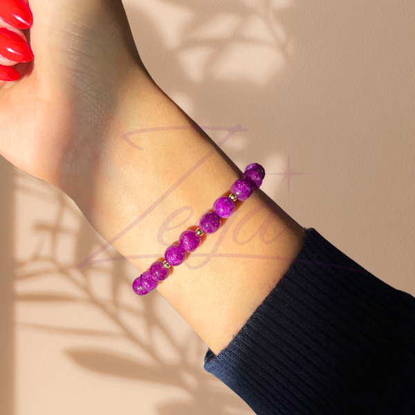 Le Bracelet Ameline est un bijou raffiné qui met en valeur la beauté de l’améthyste, une pierre de purification et de sérénité. L’améthyste, avec ses couleurs profondes et ses vertus spirituelles, aide à calmer l’esprit et à apporter un équilibre intérieur. Cette pierre est idéale pour ceux qui cherchent à renforcer leur intuition et leur clarté mentale.
