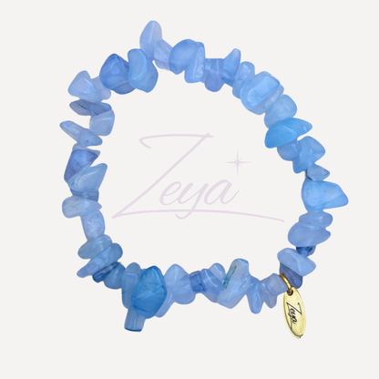 Le Bracelet Azura est une invitation à la tranquillité et à la pureté. L’aigue-marine, pierre légendaire des océans, évoque la sérénité des mers cristallines et la douceur du vent marin. Cette pierre est connue pour sa capacité à apaiser l’esprit, à favoriser la clarté mentale et à encourager une communication sincère et fluide. 