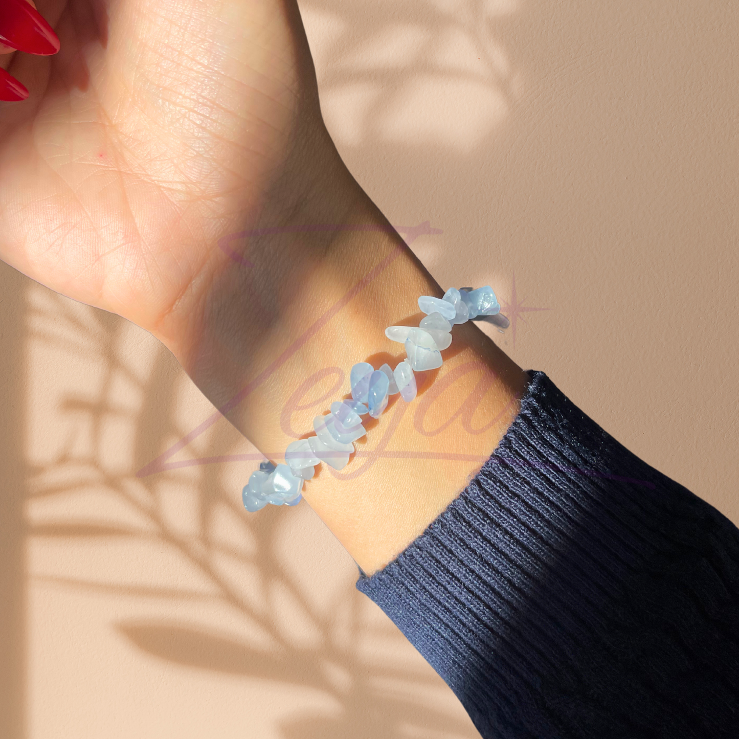 Le Bracelet Azura est une invitation à la tranquillité et à la pureté. L’aigue-marine, pierre légendaire des océans, évoque la sérénité des mers cristallines et la douceur du vent marin. Cette pierre est connue pour sa capacité à apaiser l’esprit, à favoriser la clarté mentale et à encourager une communication sincère et fluide. 