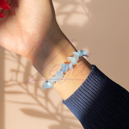Le Bracelet Azura est une invitation à la tranquillité et à la pureté. L’aigue-marine, pierre légendaire des océans, évoque la sérénité des mers cristallines et la douceur du vent marin. Cette pierre est connue pour sa capacité à apaiser l’esprit, à favoriser la clarté mentale et à encourager une communication sincère et fluide. 