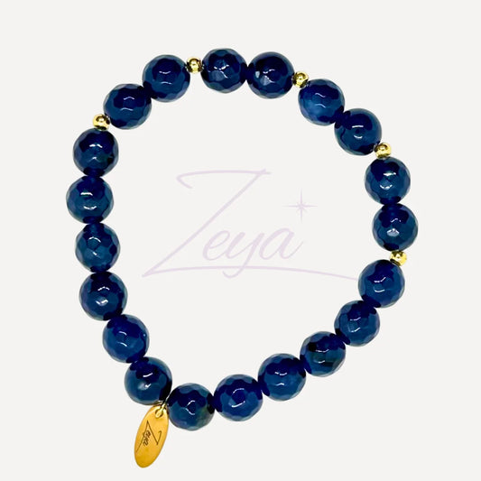Le Bracelet Célestia est une invitation à la paix intérieure et à l’harmonie émotionnelle. Conçu en Agate Bleue Foncée, il aide à calmer les tensions et à favoriser une expression fluide et sincère.