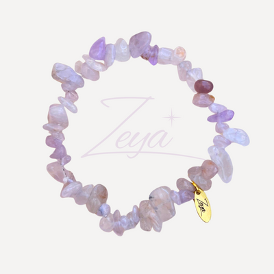 Le Bracelet Iris est une œuvre de raffinement, incarnant l'élégance et la sagesse de l'améthyste. Cette pierre précieuse, reconnue pour ses vertus purifiantes et spirituelles, est une véritable alliée pour ceux qui recherchent équilibre et sérénité. L’améthyste, avec ses nuances profondes de violet, est un symbole de calme intérieur, idéale pour apaiser l'esprit et favoriser la méditation.